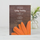 Rustikale Orange Daisy und Barn Wood Birthday Part Einladung (Stehend Vorderseite)