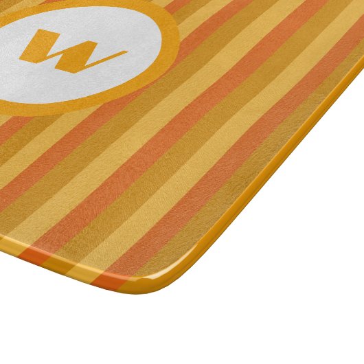 Rustikale Orangefarbene Monogramme und Streifen Schneidebrett (Ecke)