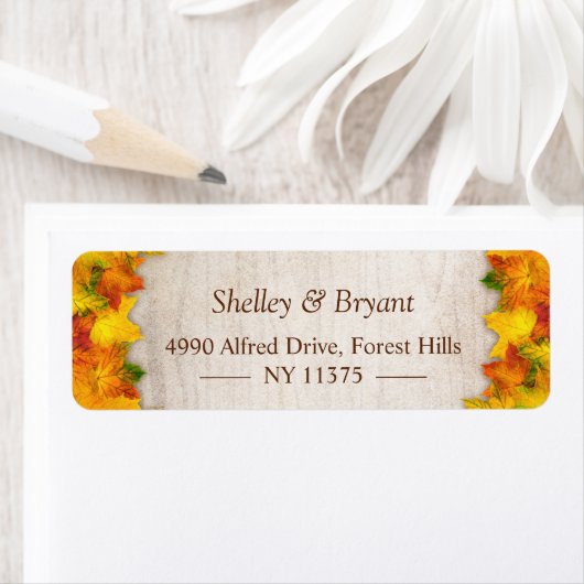 Rustikale Orangenapel-Blätter im Herbst (Insitu)