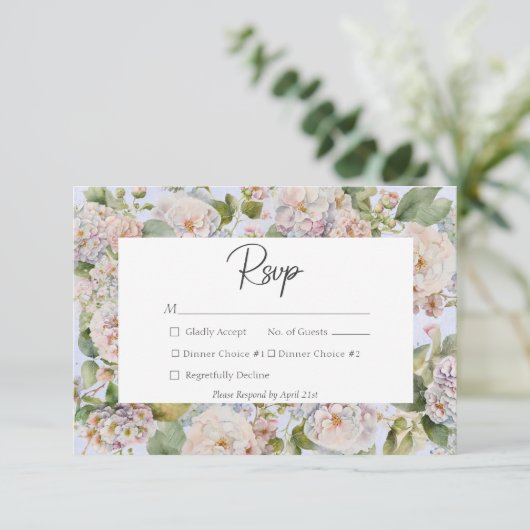 Rustikale Pastel Hydrangea Floral Monogram Periwin RSVP Karte (Stehend Vorderseite)