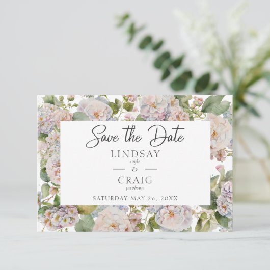 Rustikale Pastel Hydrangea Floral Monogramm weiß Save The Date (Stehend Vorderseite)