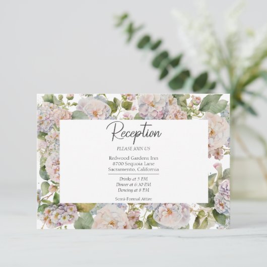 Rustikale Pastel Hydrangea Floral Peri Empfang Begleitkarte (Stehend Vorderseite)