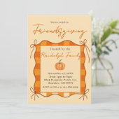 Rustikale Pastel Orange Gingham Friendsgiving Einladung (Stehend Vorderseite)