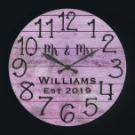 Rustikale personalisierte antike lila hölzerne große wanduhr<br><div class="desc">Schöne, einzigartige, ein-von-ein-nette personalisierte Ausrüstungsbeschreibungen ein lila Holz mit Blumen und schwarzes personalisiertes seins und ihre Namen in einer Skript-Schriftartüberlagerung entwerfen und der letzte Name und das Jahr, die in einem mutigen Skript mit einem lila Blumenhintergrund hergestellt werden. Personifizieren Sie diese Uhr, indem Sie Ihre persönliche Information addieren. Macht eine...</div>