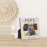 Rustikale Personalisierte Pop Großvater Foto Fotoplatte<br><div class="desc">Die individuelle Opa-Plakette zum Vatertag,  Geburtstag oder Großelterntag zeigt ein beliebtes Foto seines Enkels oder seiner Enkel mit "Pop" oben in rustikalem Schriftsatz. Personalisieren Sie mit dem Jahr,  in dem er ein Großvater wurde,  oder fügen Sie eine benutzerdefinierte Nachricht oder Name.</div>