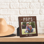Rustikale Personalisierte Pop Großvater Foto Fotoplatte<br><div class="desc">Die individuelle Opa-Plakette zum Vatertag,  Geburtstag oder Großelterntag zeigt ein beliebtes Foto seines Enkels oder seiner Enkel mit "Pop" oben in rustikalem Schriftsatz. Personalisieren Sie mit dem Jahr,  in dem er ein Großvater wurde,  oder fügen Sie eine benutzerdefinierte Nachricht oder Name.</div>