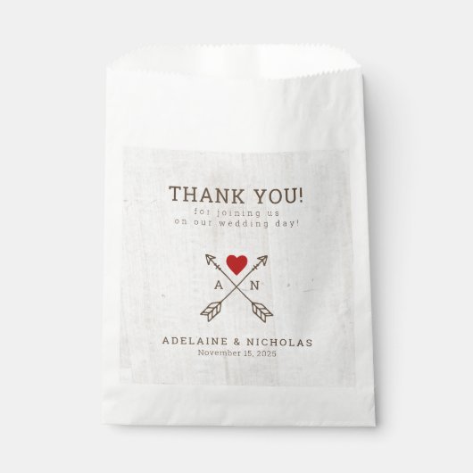 Rustikale Pfeile Rotes Herz Hochzeit Geschenktütchen (Vorderseite)