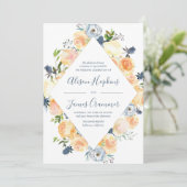 Rustikale Pfirsich- und White Peony-Hochzeit Einladung (Stehend Vorderseite)