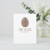 Rustikale Pine Cone Elegante Hochzeit Save the Dat Ankündigungspostkarte (Stehend Vorderseite)