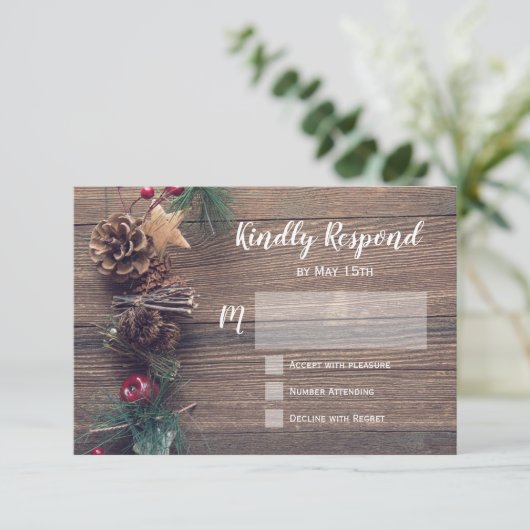 Rustikale Pine Cone Wedding RSVP Cards Karte (Stehend Vorderseite)