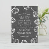 Rustikale Pine Cones Chalkboard Hochzeit Einladung (Stehend Vorderseite)