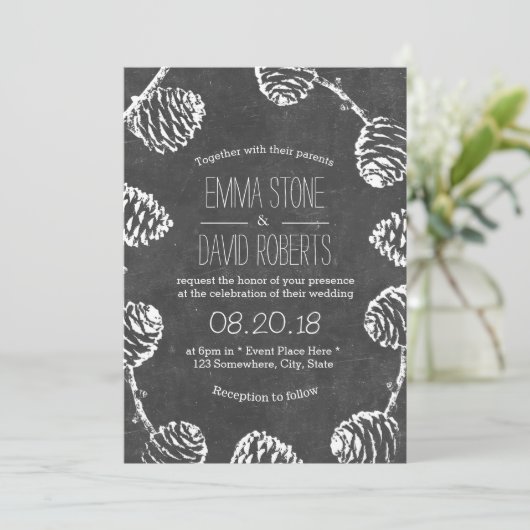 Rustikale Pine Cones Chalkboard Hochzeit Einladung (Stehend Vorderseite)