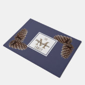 Rustikale Pine Cones Personalisiert Familienname Fußmatte (Schrägansicht)