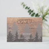 Rustikale Pine Tree Wedding RSVP Card Karte (Stehend Vorderseite)