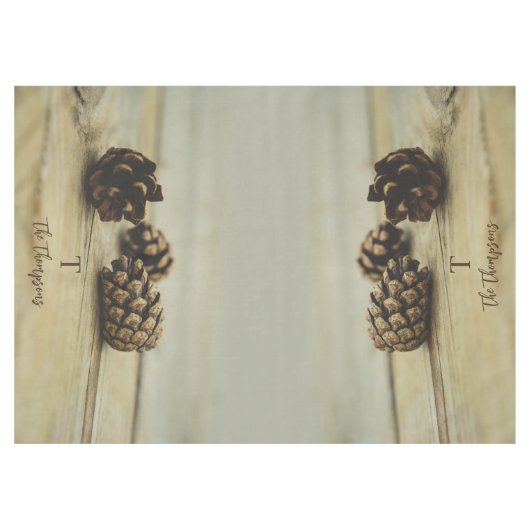Rustikale Pinecone - Familienname und Monogramm Tischdecke (Vorderseite (Horizontal))
