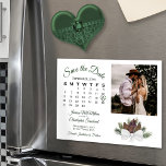 Rustikale Pinecones Kalender & Foto Save the Date Magneteinladung<br><div class="desc">Diese wunderschöne Magnetkarte ist ein wunderbarer Weg, um Ihre Freunde und Familie wissen, um Save the Date für Ihre kommende Hochzeit lassen. Das rustikale Design zeichnet sich durch eine Reihe von handbemalten Aquarellpinekonen und Kiefernästen aus. Die links Seite der Karte ist ein individualisierbarer Kalender Ihres Hochzeitmonats mit einem Herz um...</div>