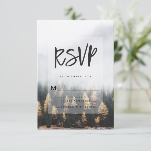 Rustikale Pinienbäume fallen Walddesign RSVP Karte (Stehend Vorderseite)