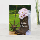 Rustikale Pink Daisies Cowboy Boots Barn Wedding Einladung (Vorderseite)