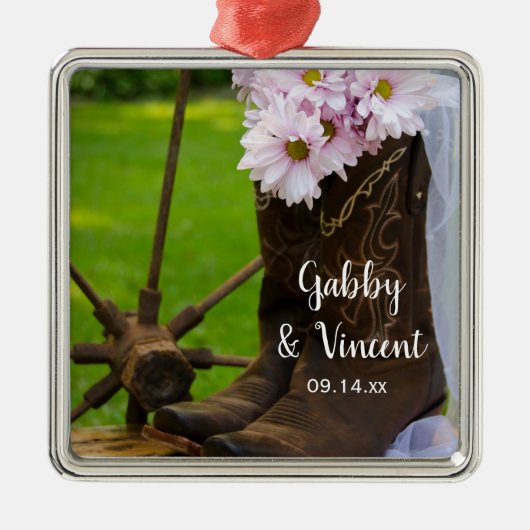 Rustikale Pink Daisies Cowboy Boots Country Weddin Silbernes Ornament (Vorne)