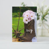 Rustikale Pink Daisies Cowboy Boots Wedding RSVP C Karte (Stehend Vorderseite)