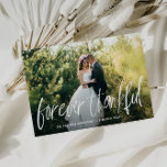 rustikale Pinseltypografie Hochzeitskarte Dankeskarte<br><div class="desc">rustikales Pinselskriptdesign mit einem schönen Braut- und Bräutigam-Foto. Sie können die Nachricht auf der Rückseite und die Bilder personalisieren.</div>