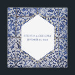 Rustikale portugiesische Tiles-Gastgeschenk Hochze Magnet<br><div class="desc">Dieses Design zeichnet sich durch rustikale portugiesische Fliesenmuster aus. Der Hochzeitstext ist elegant gerahmt mit einer geometrischen Form in Weiß und Gold. Einzigartiges Design der Gastgeschenk Hochzeit Azulejo in Blau und Weiß mit modernen Elementen. Auch die passenden Hochzeitseinladungen und andere Schreibwaren sind verfügbar.</div>
