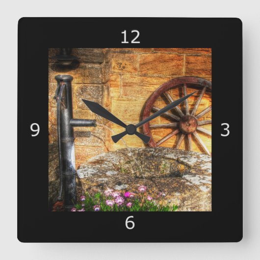 Rustikale Pump-, Nadel- und Cartwheel-Szene Quadratische Wanduhr (Vorderseite)