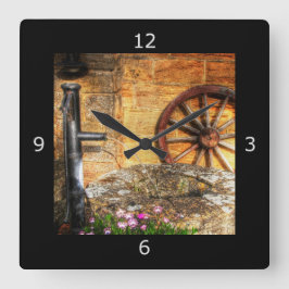 Rustikale Pump-, Nadel- und Cartwheel-Szene Quadratische Wanduhr