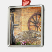 Rustikale Pumpen-, Brunnen- und Wagenradszene Silbernes Ornament (Links)