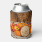 Rustikale Pumpkins Fall Barn Gastgeschenk Hochzeit Dosenkühler (Kanne Vorderseite)