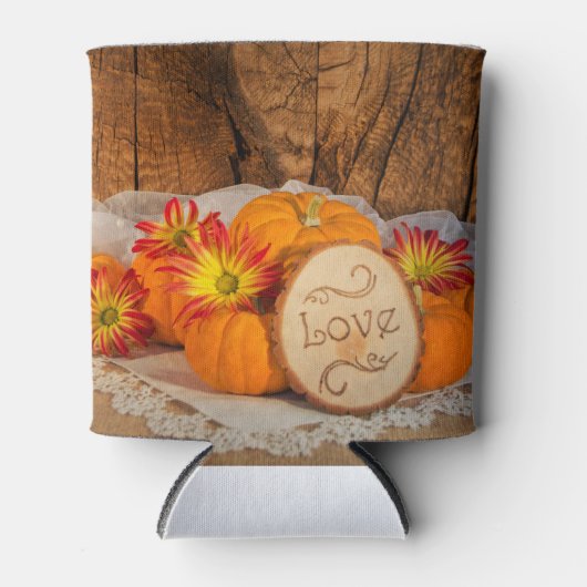 Rustikale Pumpkins Fall Barn Gastgeschenk Hochzeit Dosenkühler (Vorderseite)