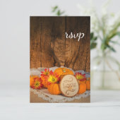 Rustikale Pumpkins Fall Barn Wedding RSVP Card Karte (Stehend Vorderseite)