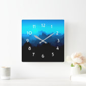 Rustikale, raue, blaue Jagdgebirge Landschaft Quadratische Wanduhr (Zuhause)