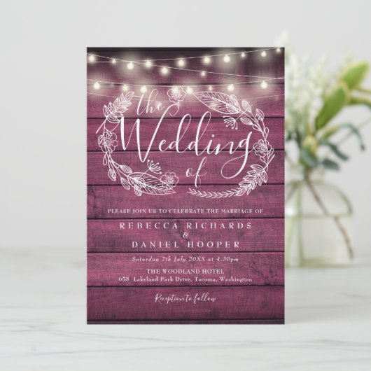 Rustikale Red Wood String Lights Script Hochzeit Einladung (Stehend Vorderseite)