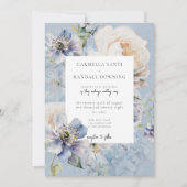 Rustikale Romantik Dusty Blue & White Floral Einladung (Vorderseite)