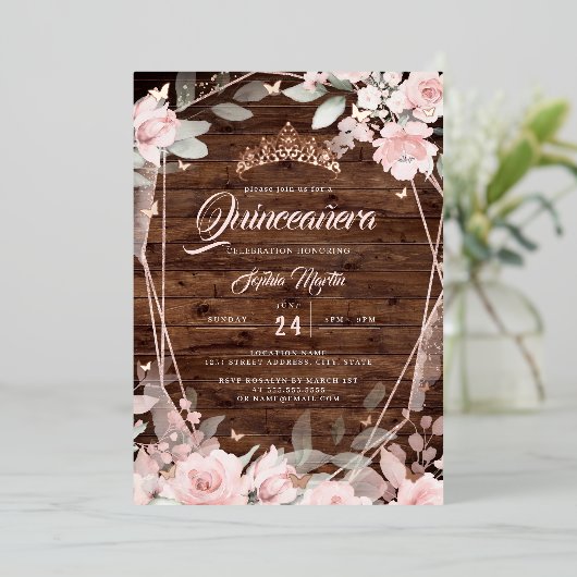 Rustikale Rose Gold Floral Butterfly Quinceanera Folieneinladung (Stehend vorne)
