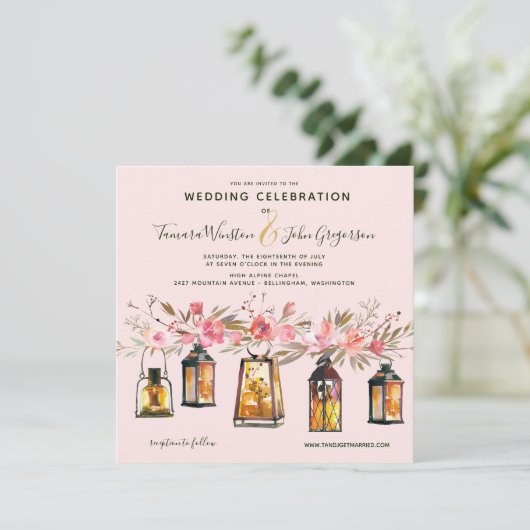 Rustikale Rose Gold Lanterns & Lights Blumenhochze Einladung (Stehend Vorderseite)