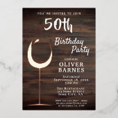 Rustikale Rose Gold Weinglas Holz 50. Geburtstag Folieneinladung (Vorderseite)