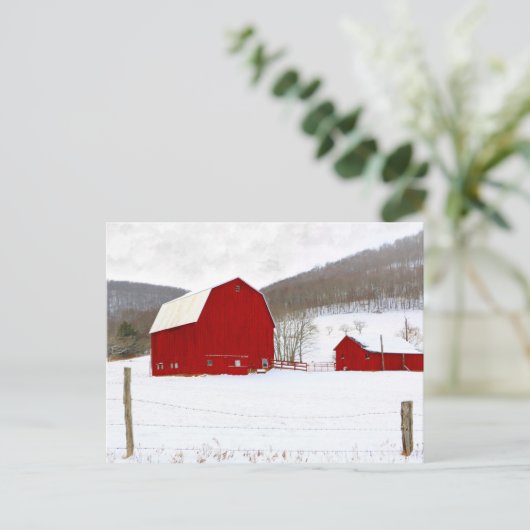 Rustikale Rot-Holzstämme in einer schneesicheren W Postkarte (Stehend Vorderseite)