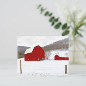 Rustikale Rot-Holzstämme in einer schneesicheren W Postkarte (Stehend Vorderseite)