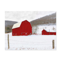 Rustikale Rot-Holzstämme in einer schneesicheren W