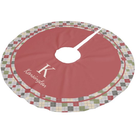 Rustikale Rote Grüne Raute Weihnachtsmonogramm Polyester Weihnachtsbaumdecke (Schrägansicht)