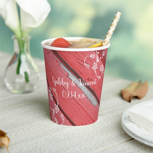 Rustikale Rotharnholz Weiße Blume Hochzeit Land Pappbecher (In Situ)