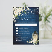 Rustikale RSVP-Karte aus blauem Holz, Weißrosen, W RSVP Karte (Stehend Vorderseite)