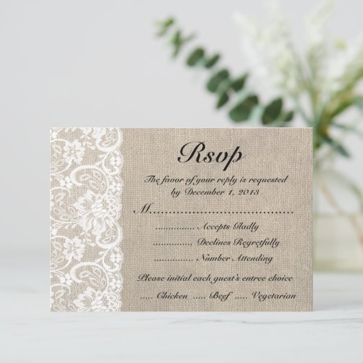Rustikale RSVP-Karte mit weißen Spitzen-Burlap-Loo RSVP Karte (Stehend Vorderseite)