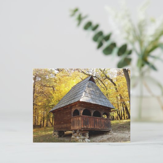 Rustikale rumänische Holzhütte im Herbst Postkarte (Stehend Vorderseite)