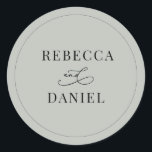 Rustikale Sage Green Personalisiert Names Wedding Runder Aufkleber<br><div class="desc">Dieser individuell anpassbare Sticker,  der sich mit unserer Romantik Script Hochzeitskollektion abstimmt,  verfügt über kalligraphische grafische Ampere und einen klassischen Serif-Schriftart in schwarz. Matching-Elemente verfügbar.</div>
