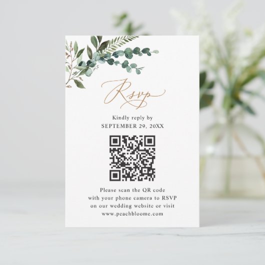 Rustikale Sage QR Code Grüne Gold Hochzeit RSVP Karte (Stehend Vorderseite)
