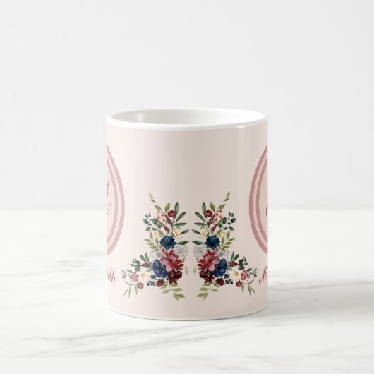 Rustikale Saison Florals Custom Monogram Kaffeetasse (Mittel)
