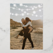 Rustikale Saitenlichter Braun Holz 2 Fotos Hochzei Folieneinladung (Rückseite)